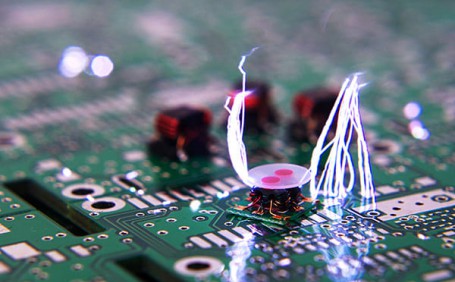電子設備類工廠為什么必須穿防靜電安全鞋？